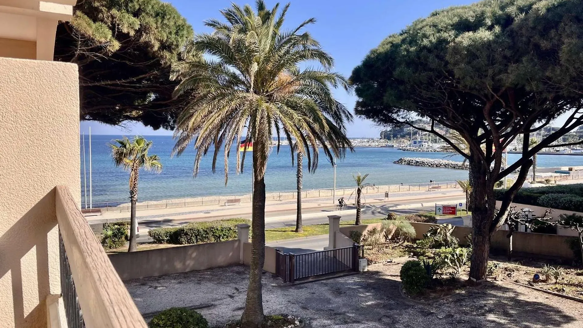 Appartement Avec Terrasse, Clim, Parking Prive - Cavalaire-Sur-Mer - Fr-1-226B-153 Apartment