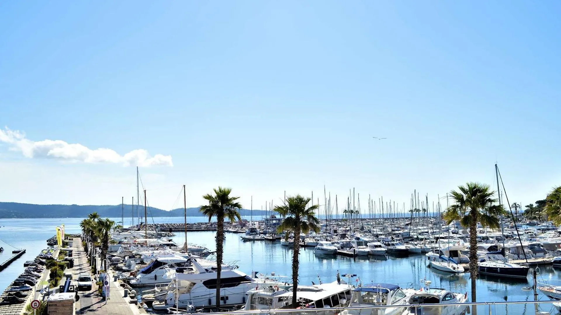 Appartement Avec Terrasse, Clim, Parking Prive - Cavalaire-Sur-Mer - Fr-1-226B-153 0*,  France